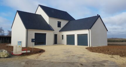 Maison à étages avec doubles garages