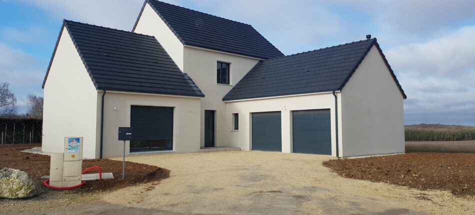 Maison à étages avec doubles garages 